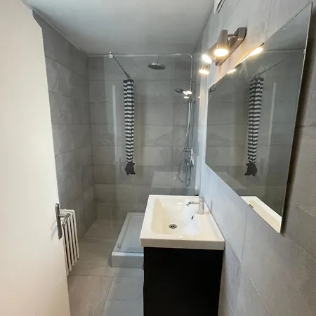 Apartment #6 : 2 Pieces Dernier Etage Tres Calme 40m2 *