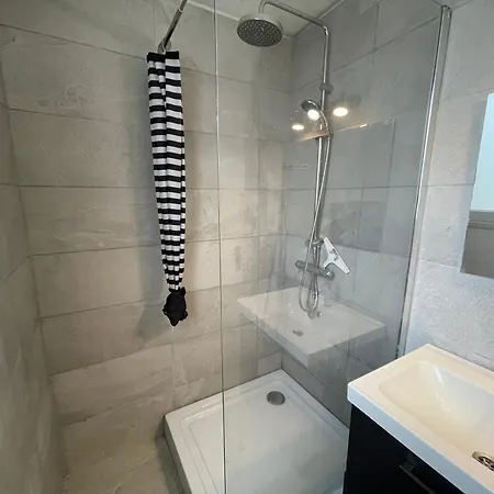 #6 : 2 Pieces Dernier Etage Tres Calme 40m2 Апартаменты *